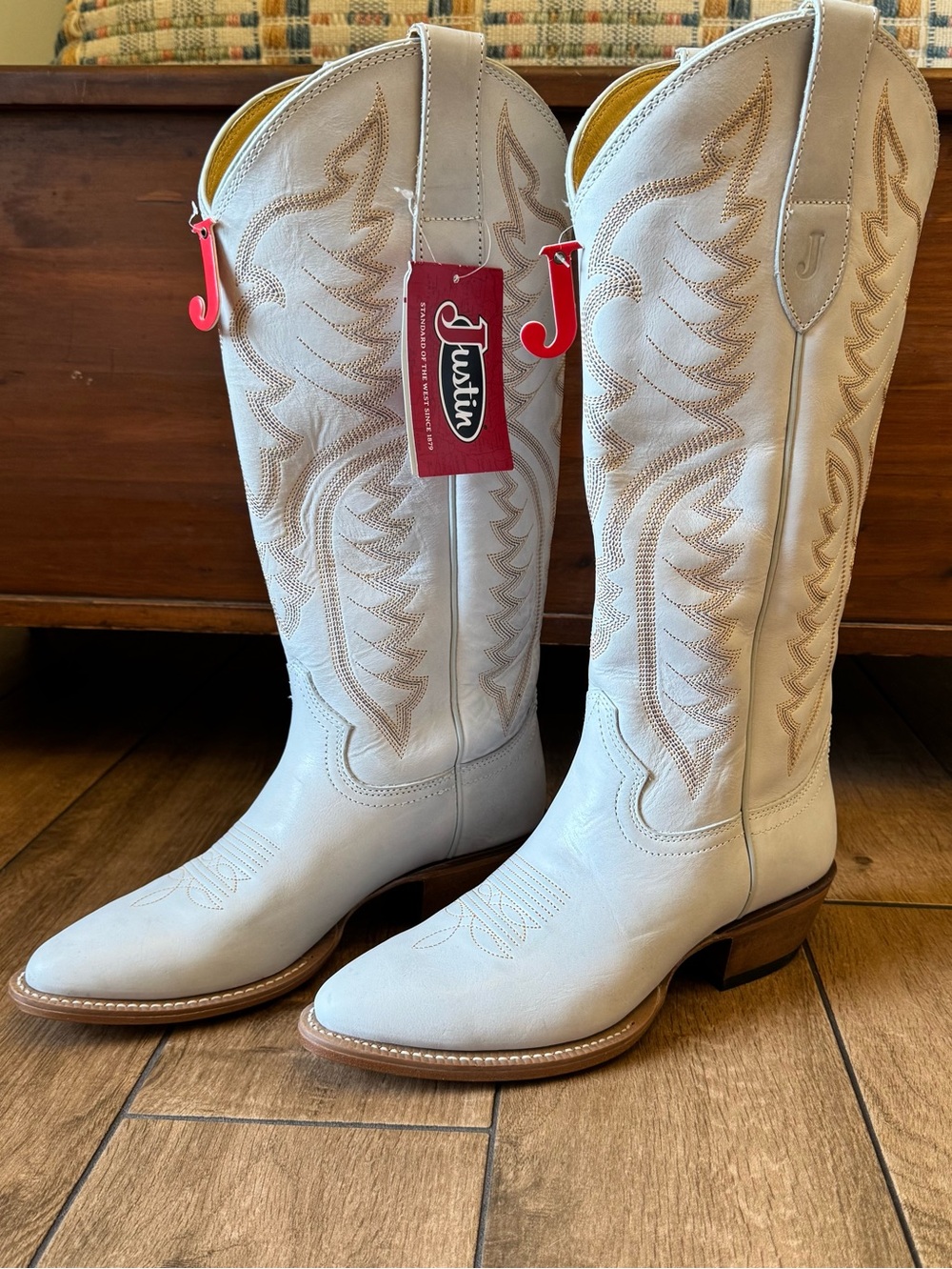 JUSTIN WOMEN'S EVELYN TALL WESTERN BOOTS - SNIP TOE size 9
Ivory